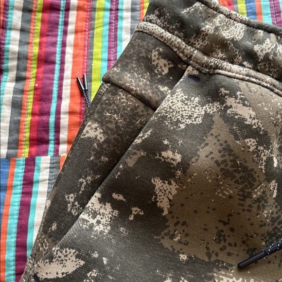 Sale $40 Nike tech fleece size medium slim fit tapered leg,  Camouflage nwt - Picture 8 of 16